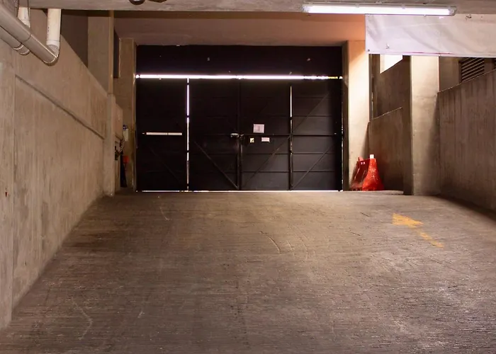 Private In City: 2b 2b